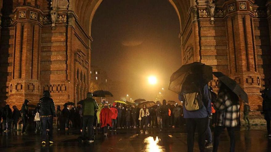 Concentrats a l&#039;Arc de Triomf de Barcelona per protestar per l&#039;empresonament de Pablo Hasél