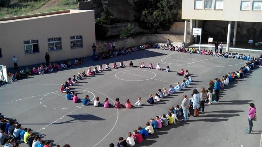 Patio del CEIP Mestre Colom durante un acto.