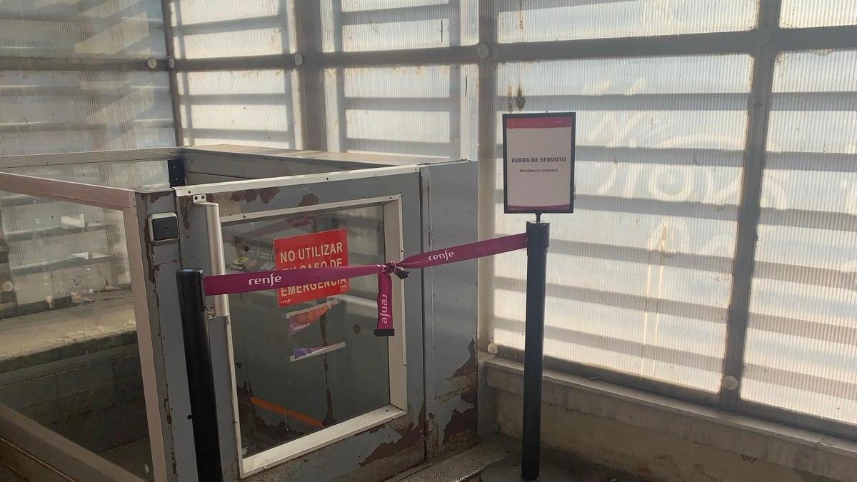 El montacargas averiado en la estación de tren de Mieres