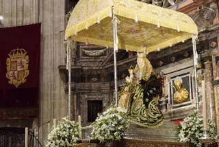 Vídeo | La Virgen de los Reyes recibe la visita de fieles y devotos en el interior de la Catedral