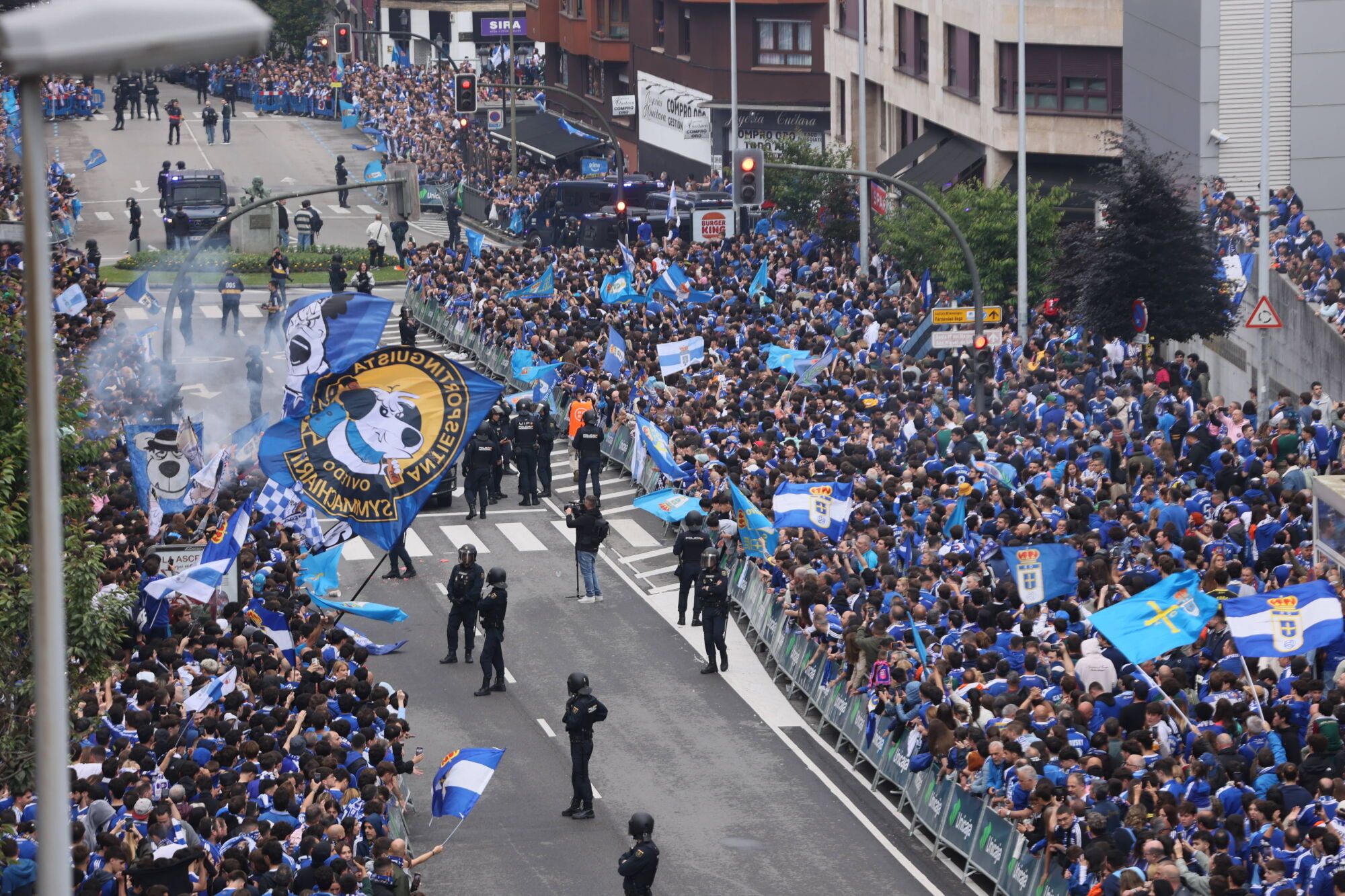 Así fue el recibimiento de la afición al Real Oviedo y toda la previa del último partido de la temporada