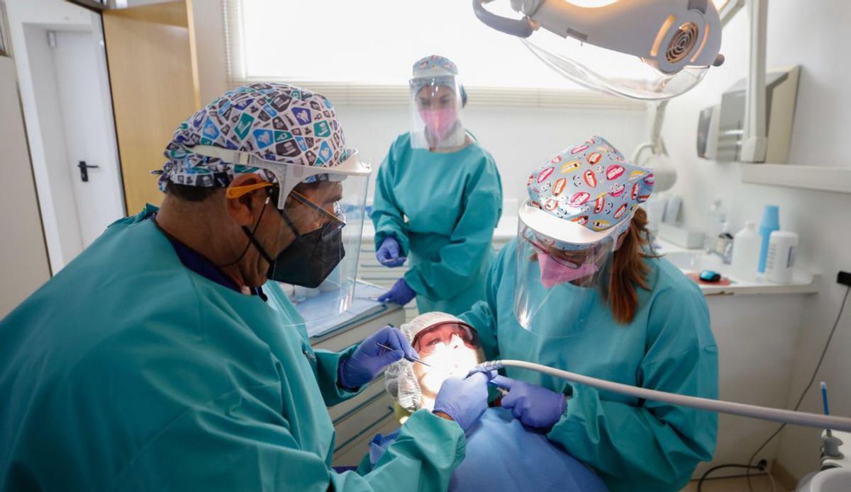 El doctor Barcenilla y parte de su equipo en su clínica dental de Ibiza.