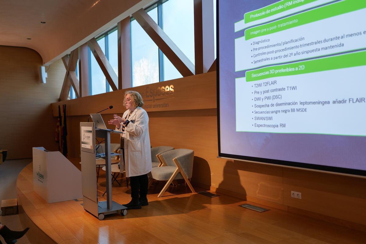 Un momento de la sesión clínica sobre el primer año de radiocirugía cerebral en Son Espases