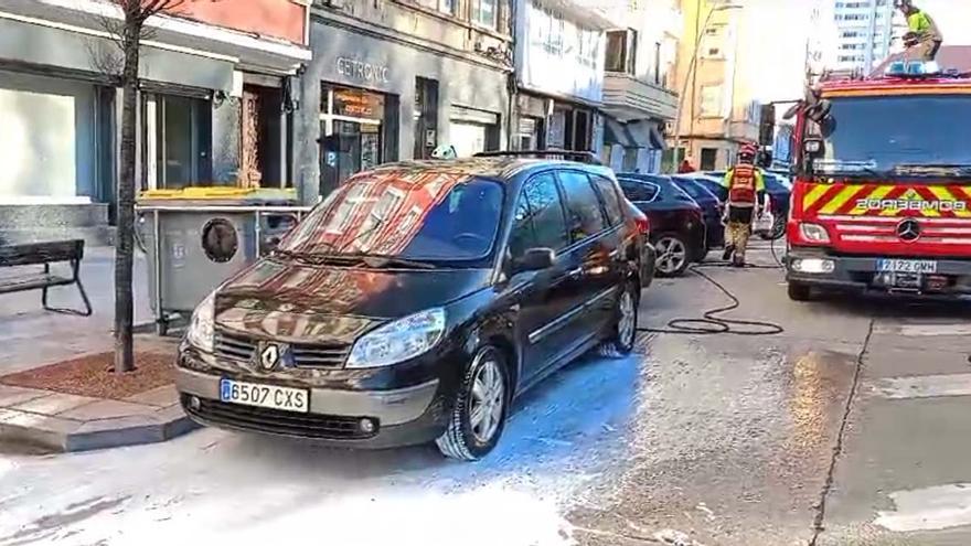 Un reguero de pintura tiñe de blanco la calle Palomar en A Coruña