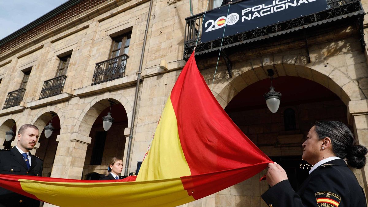 EN IMÁGENES: La Policía Nacional celebra su 200 aniversario en la Plaza de España de Avilés