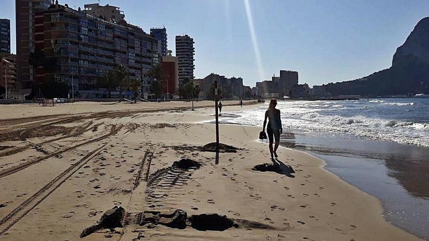 En la playa de Calp se han instalado balizas y se plantean sensores para controlar el aforo.