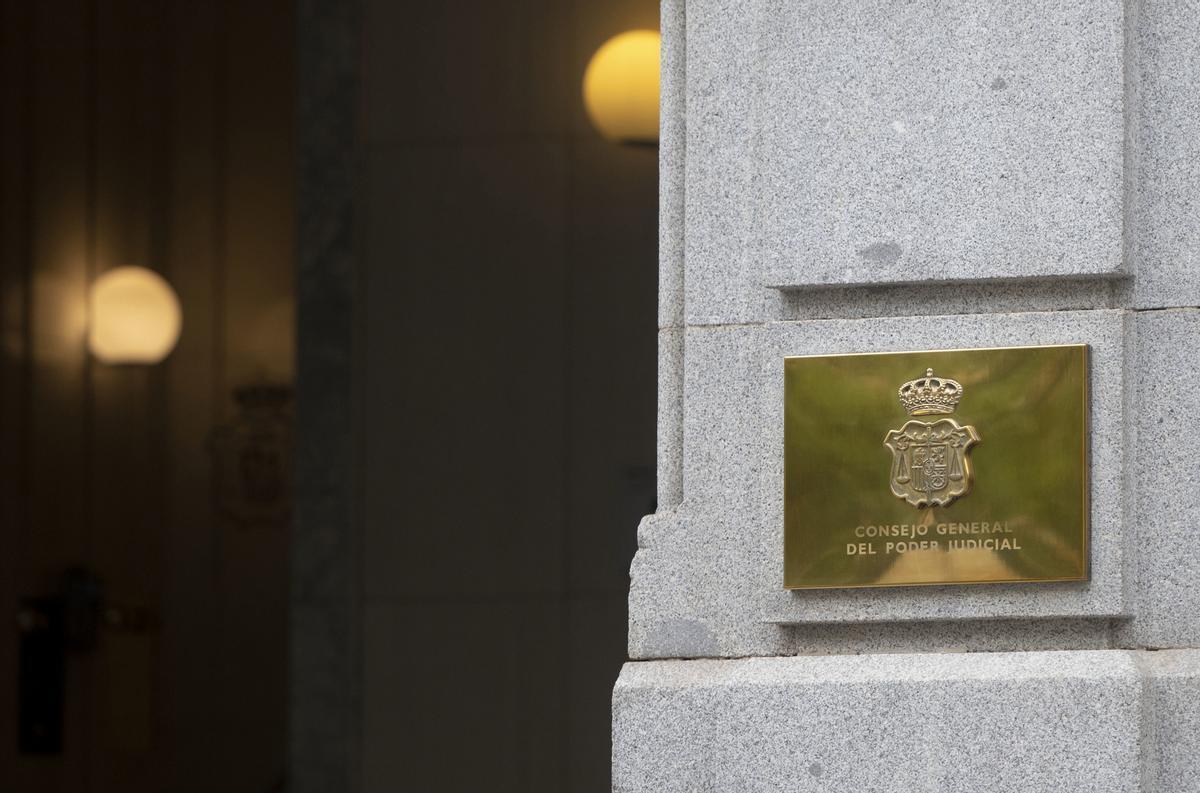 Placa en una columna del Consejo General del Poder Judicial (CGPJ).