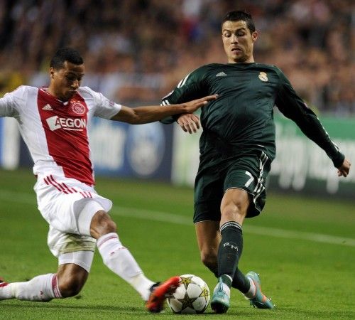 Ricardo van Rhijn pelea el balón con Ronaldo