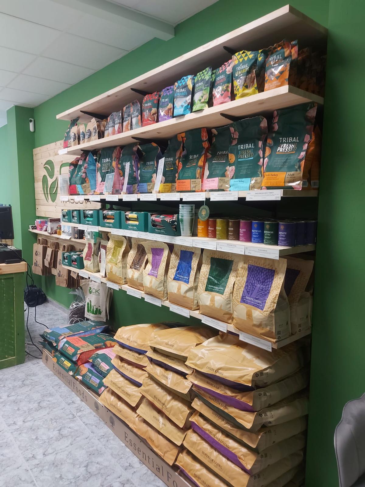 El establecimiento ofrece distintas gamas de alimentación natural, snacks y comida BARF.