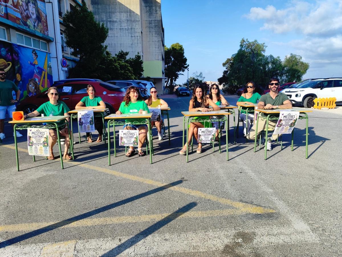 Maestros del colegio La Aneja de Alicante también han sacado los pupitres al parking para protestar este miércoles