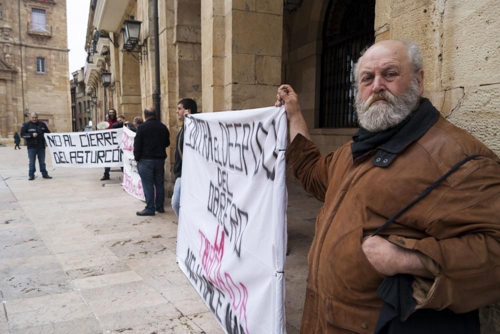 Manifestación de los trabajadores de El Asturcón contra en tripartito