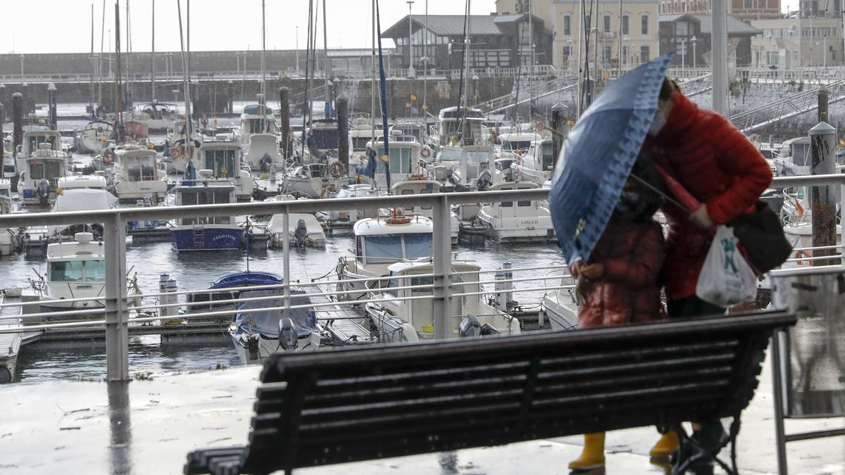 Temporal de lluvia y viento en Gijón