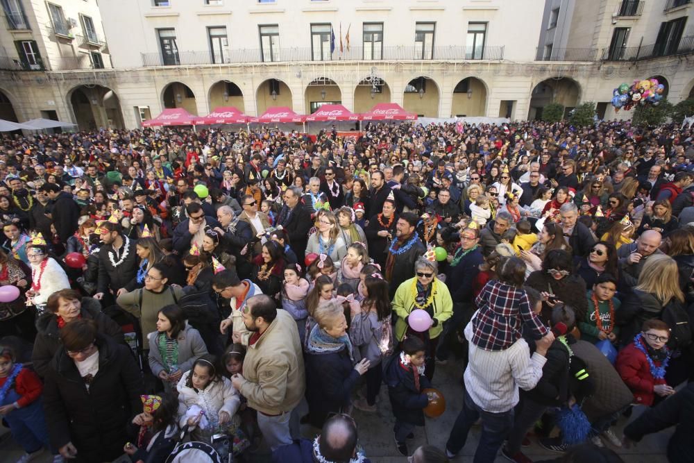 Más de 3.000 personas entre niños y mayores adelantan la entrada al 2019 en la plaza del Ayuntamiento