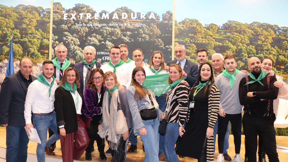 El alcalde de Moraleja junto con concejales y vecinos ataviados con el pañuelo verde y la camisa blanca de la fiesta.