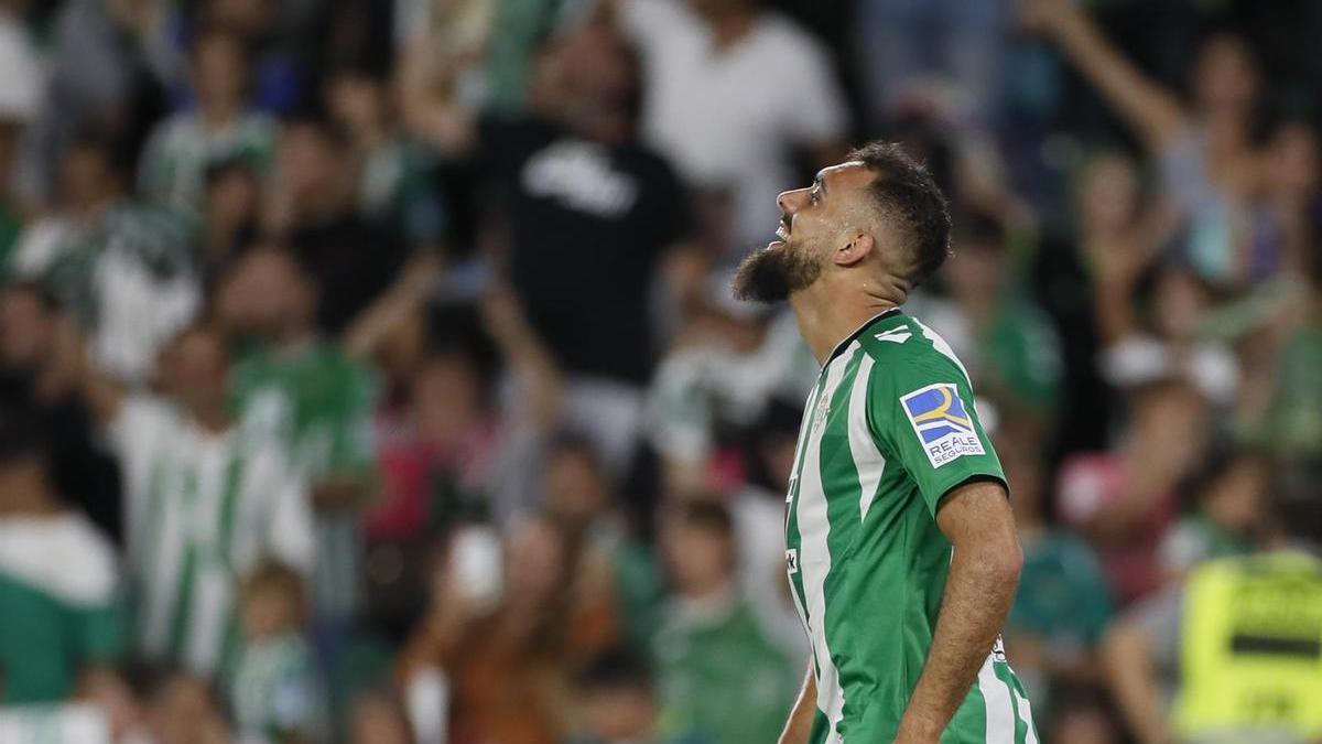 Borja Iglesias durante un partido del Betis en el Benito Villamarín.