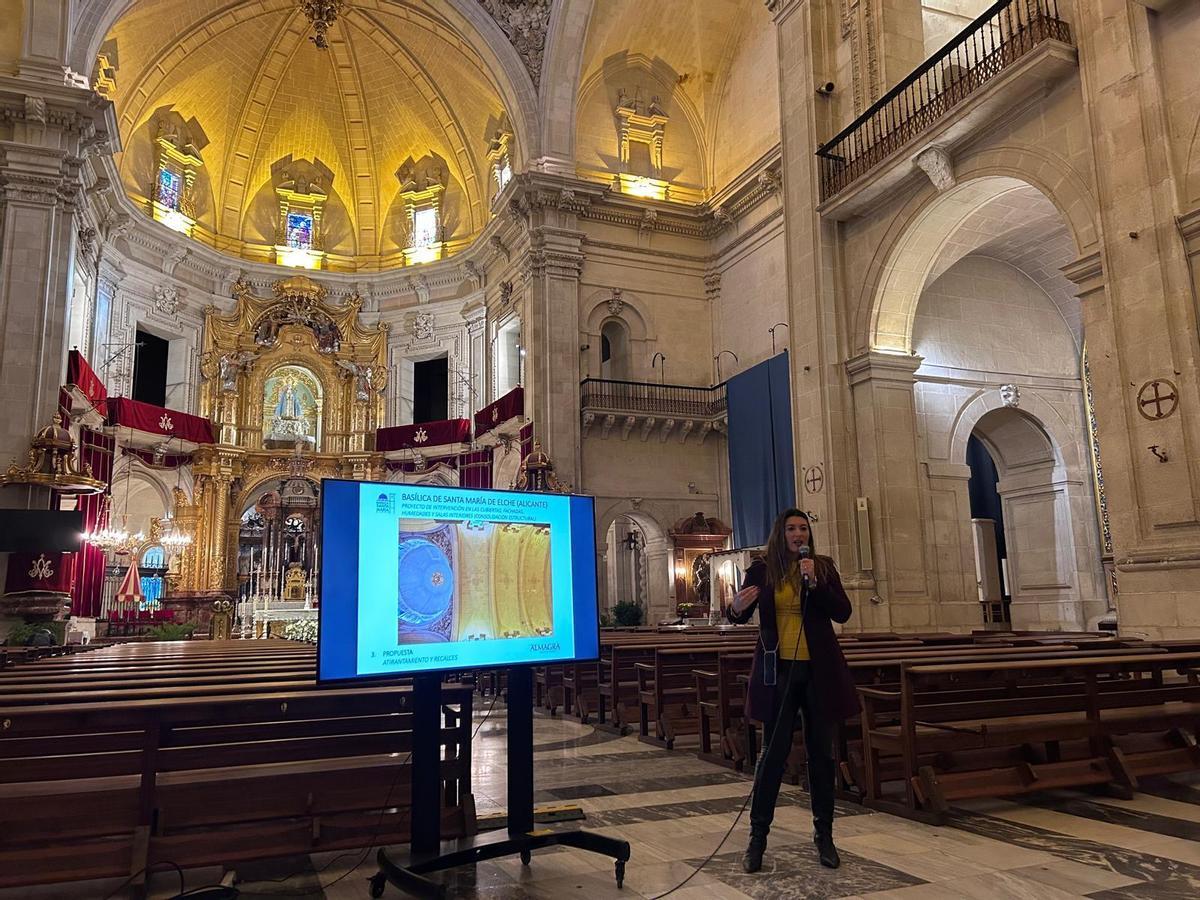 La directora de Almagra Arquitectura i Patrimoni, Amparo Sebastiá, durante la presentación del proyecto en la basílica, este jueves.
