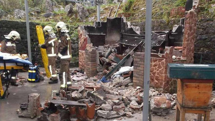 Rescate del herido por parte de los bomberos.