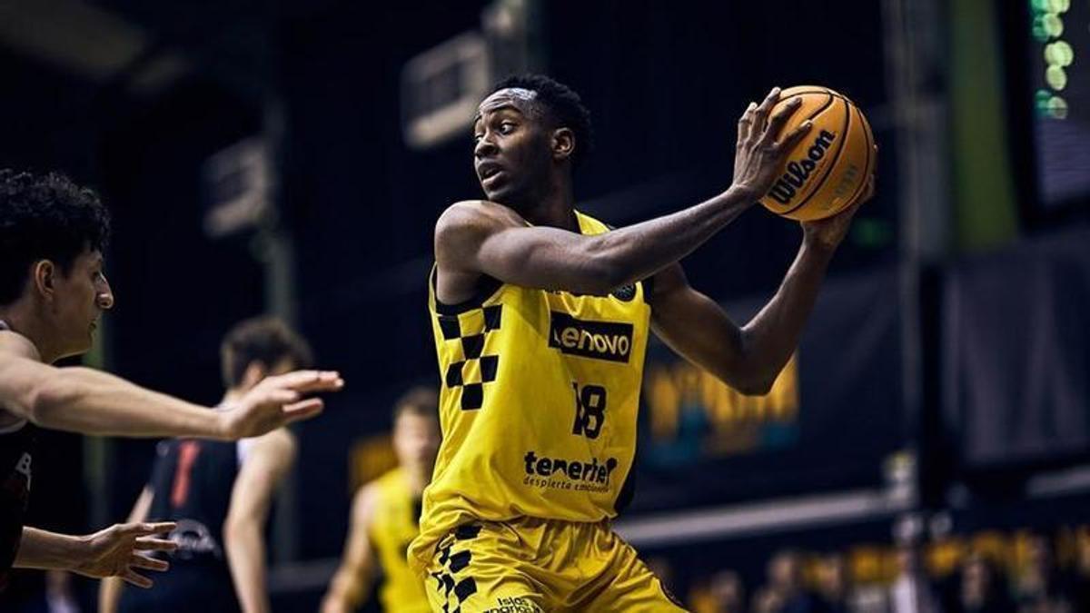 Babel Lipasi, durante un partido de la Youth BCL con el Tenerife.