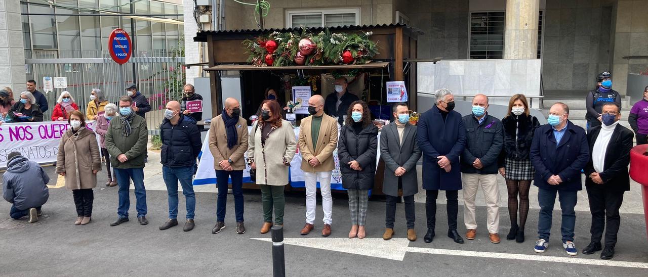 La Corporación Municipal, en el minuto de silencio, celebrado frente al Ayuntamiento