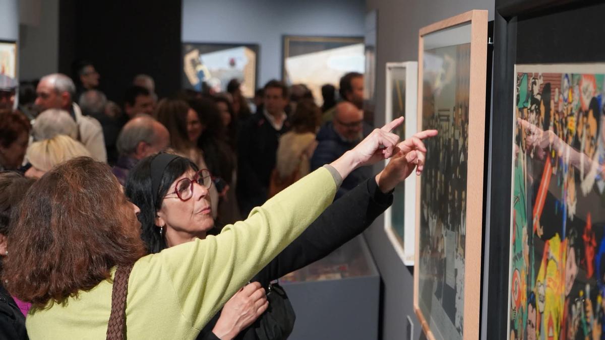 Asistentes a la exposición del Equipo Crónica en Xàtiva.
