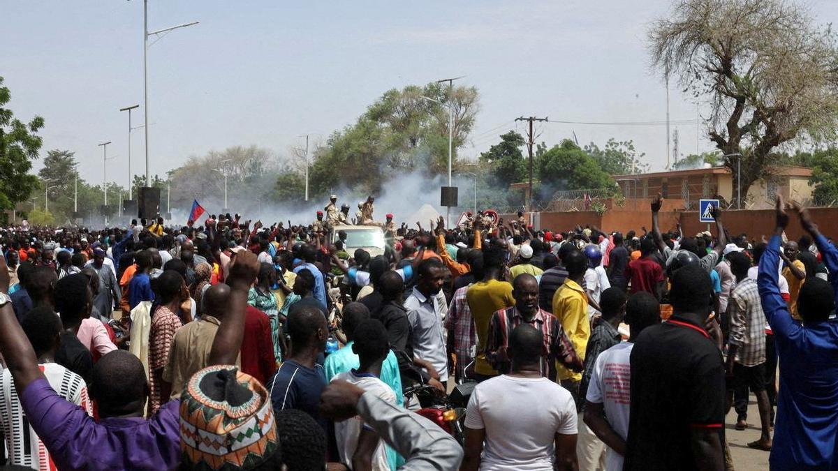 Protestas de manifestantes progolpistas frente a la embajada de Francia en Niamey, este domingo.