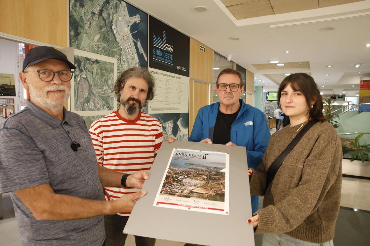 Ordóñez, primero por la izquierda, con compañeros de Recal en la presentación de su última exposición.