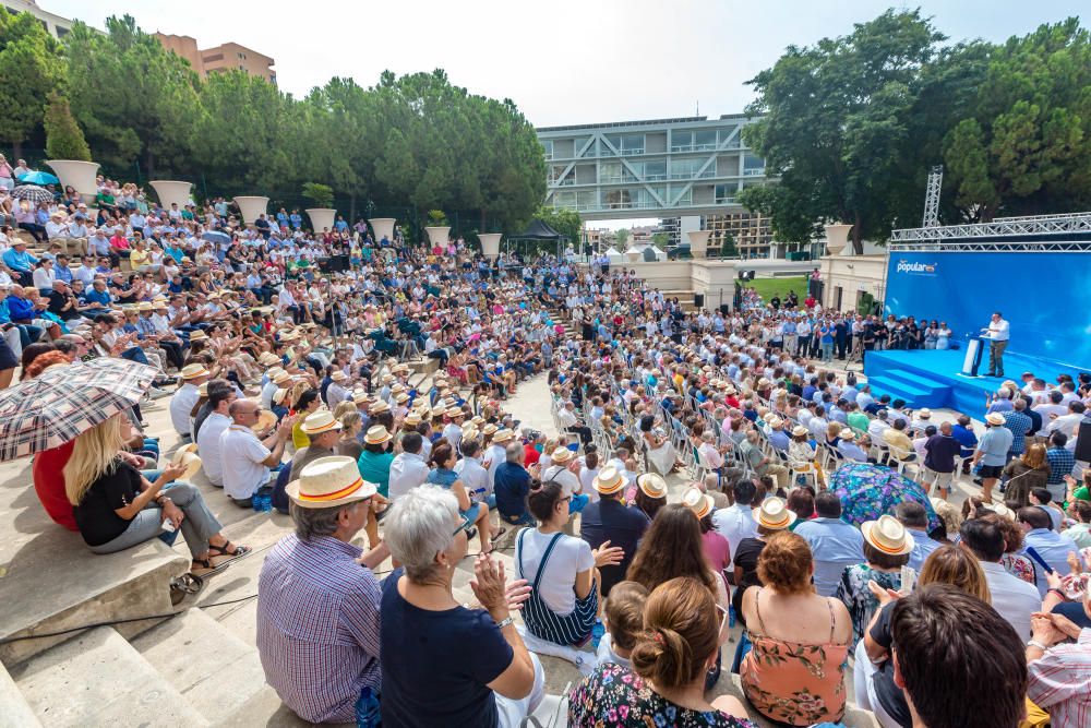Cerca de 800 personas llenan el auditorio Óscar Esplá del parque de L''Aigüera de Benidorm en el mitin de Pablo Casado