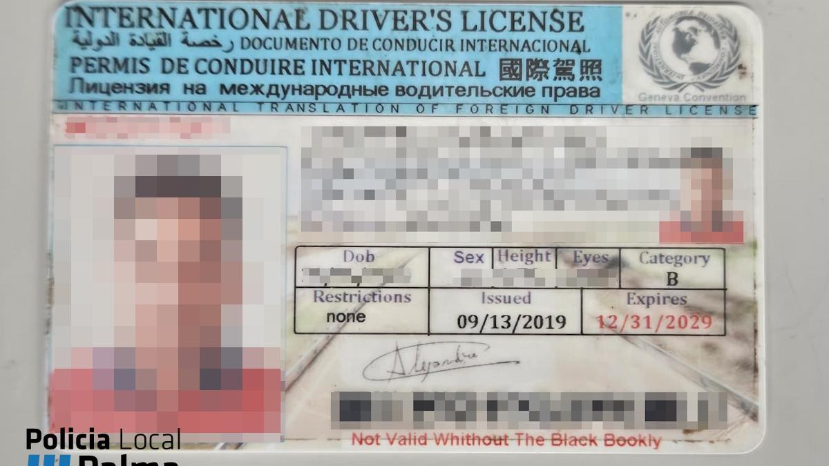 Carné internacional de conducir falso entregado por el conductor de una furgoneta a agentes de la Policía Local de Palma.