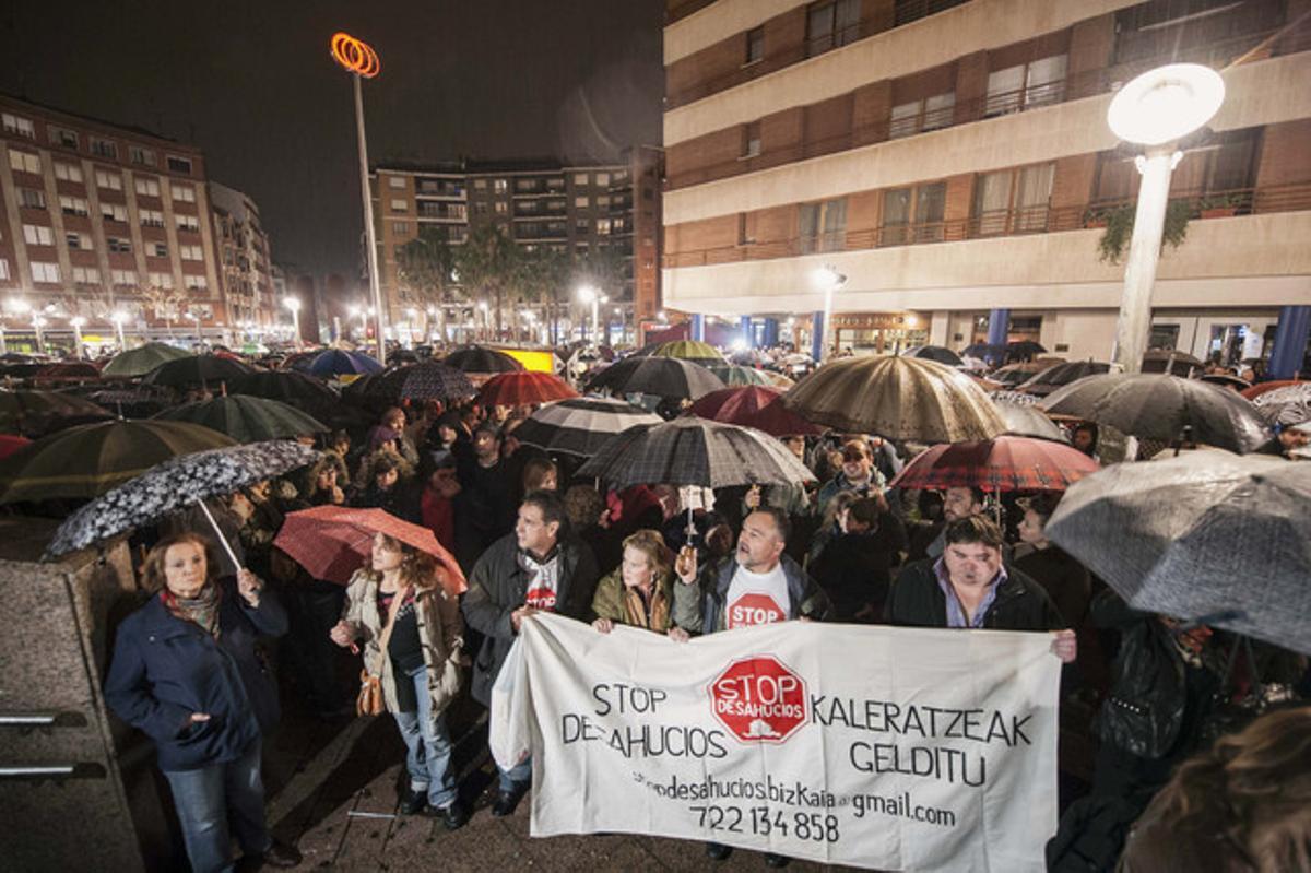 Manifestació contra els desnonaments, divendres a Barakaldo, després del suïcidi d’Amaia Egaña.