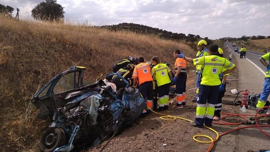 Un conductor de 35 años fallece al chocar su vehículo con un tráiler cerca de Zafra