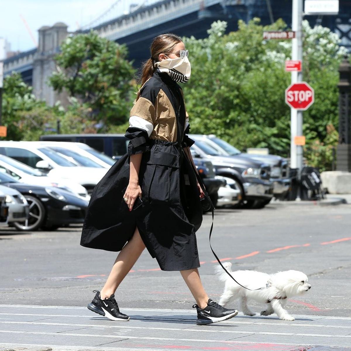 Olivia Palermo con trench a modo de vestido