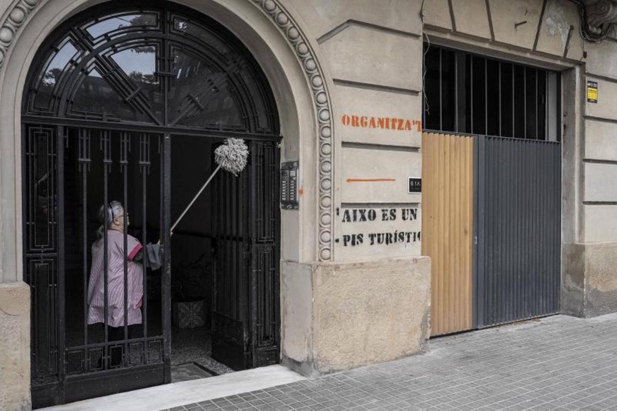 Una pintada denuncia la presencia de un piso turístico en una finca de la calle Ávila de Barcelona