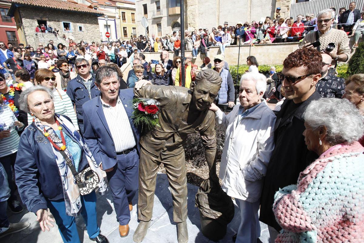 Un momento de la inauguración de la estatua en honor a Rambal, en abril de 2023.