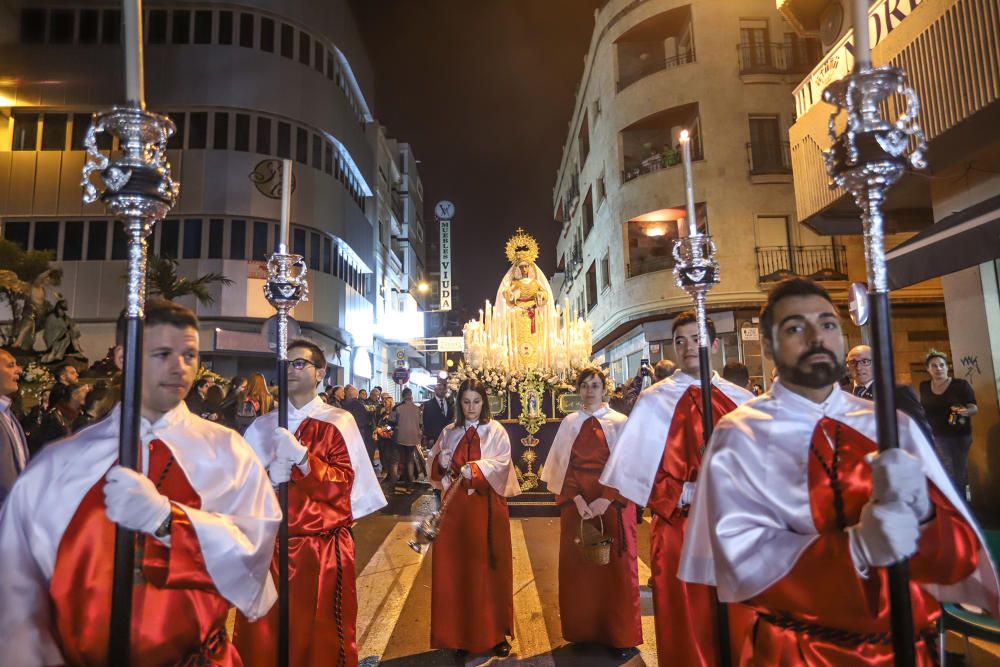 La imagen de María Santísima de la Victoria procesiona por primera vez en Torrevieja portada por 21 costaleros y costaleras