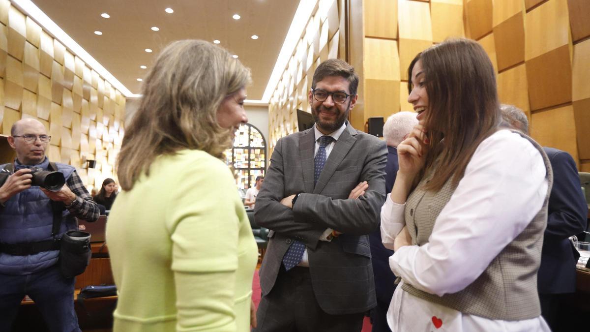 Concejales del PP y Vox charlando antes del pleno.