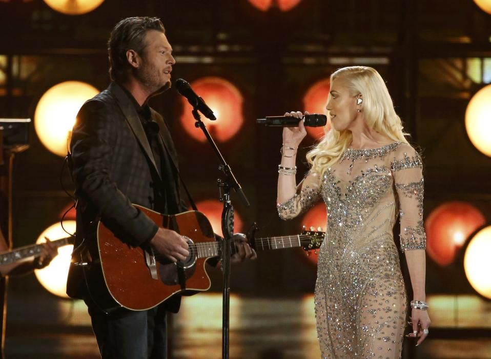 Blake Shelton and Gwen Stefani perform "Go Ahead ...