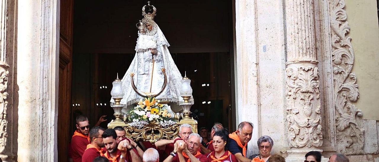 La Virgen de las Virtudes saliendo de la iglesia de Santiago en el verano de 2019. |