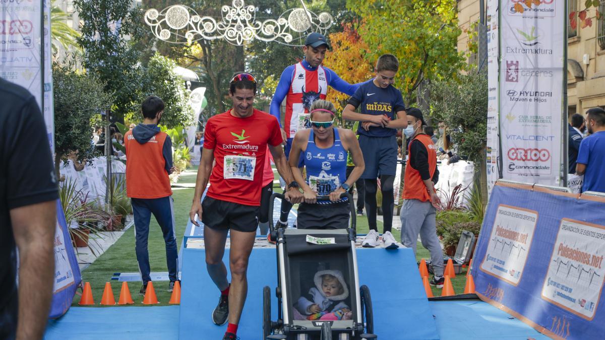 Una familia participante cruza la línea de meta el año pasado.