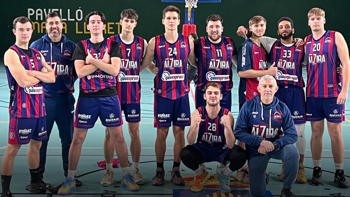 Los jugadores del NB Alzira que disputaron el partido en Dénia.