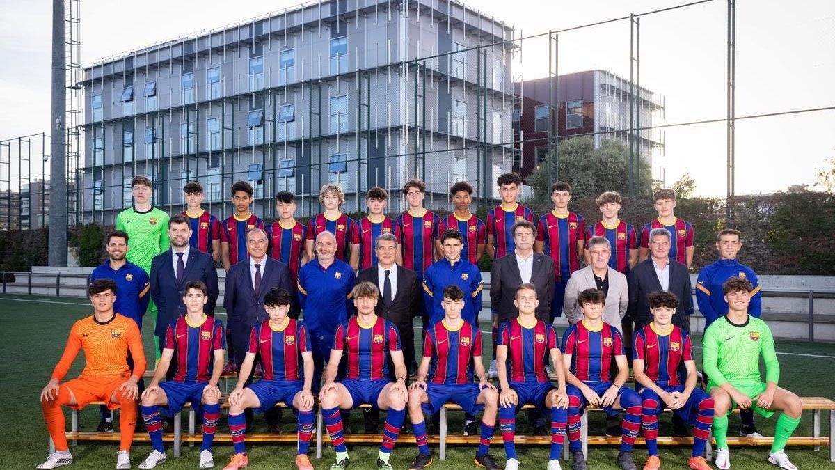 Laporta y los directivos posan con el Cadete A del Barça