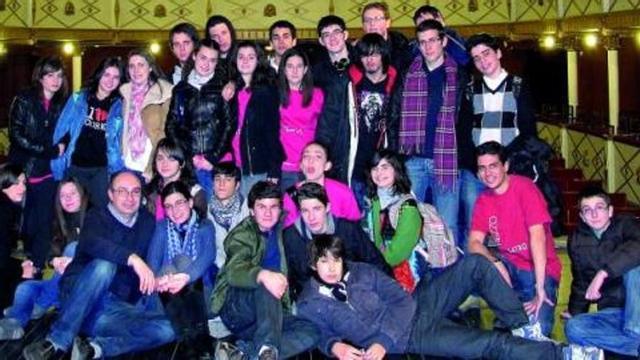 Varios de los actores de Atrezzo Joven durante el ensayo de una escena en el gimnasio del Gonzalo de Berceo.