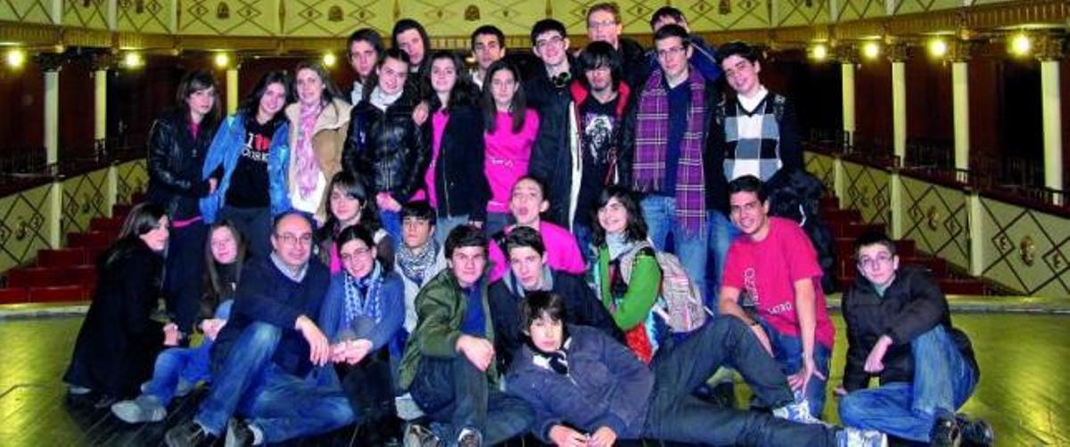 Varios de los actores de Atrezzo Joven durante el ensayo de una escena en el gimnasio del Gonzalo de Berceo.
