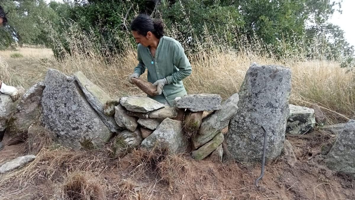 Jaime del Barrio levanta una de las paredes en el camino de Bermillo de Sayago a Torrefrades.