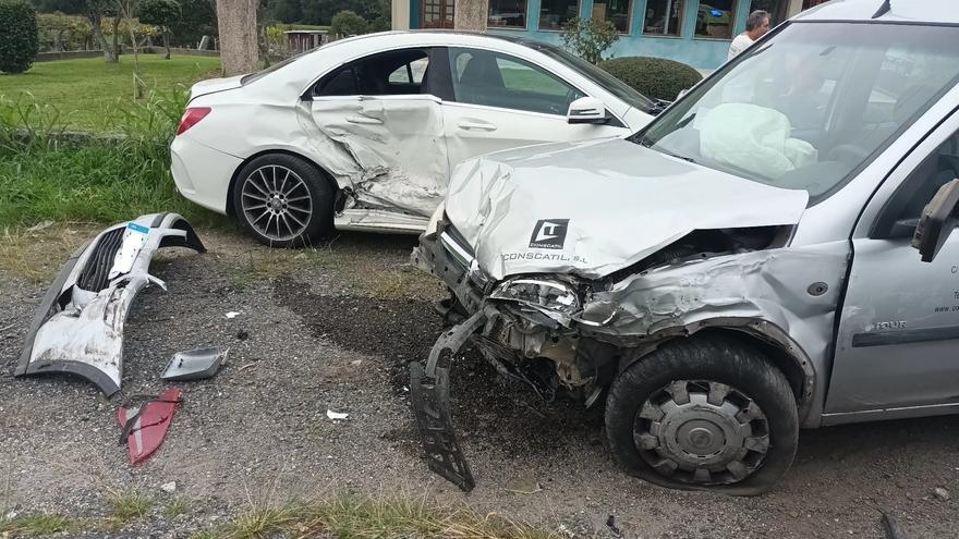 Dos peregrinos resultan heridos tras un accidente múltiple entre tres coches en Caldas