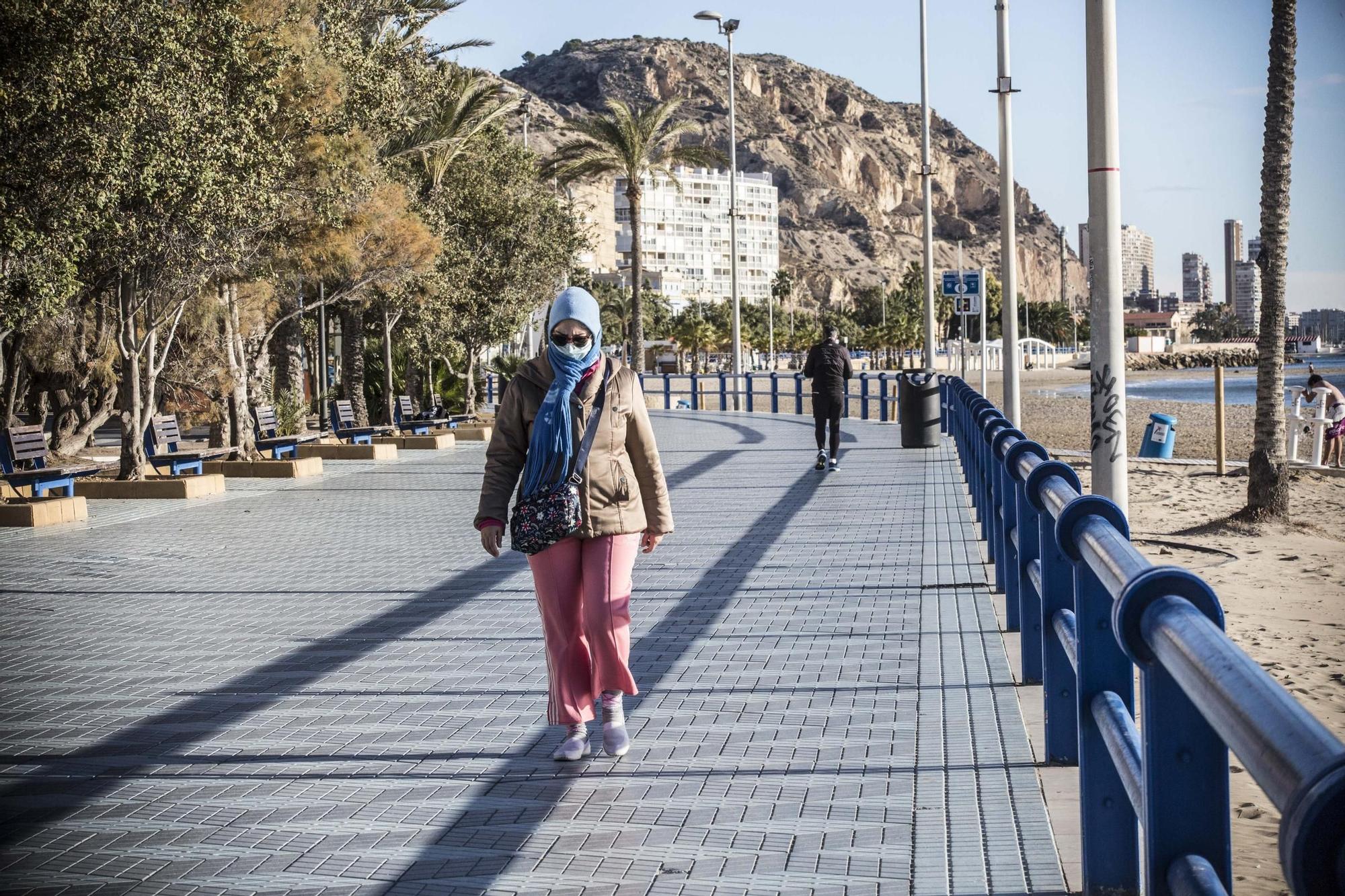 Primeros baños de 2021 en las playas alicantinas