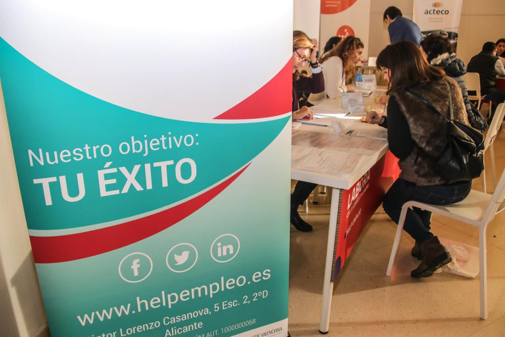 Colas en Ibi para encontrar empleo