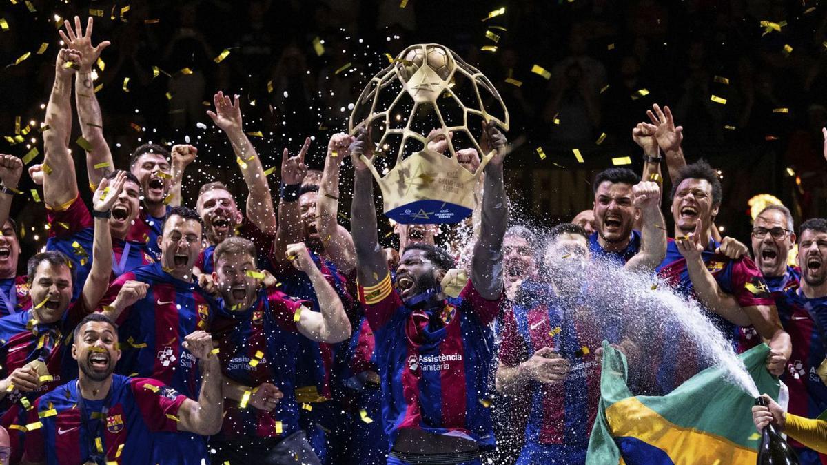 Los jugadores del Barça celebran la Champions que conquistaron en Colonia.  | MARIUS BECKER / AP