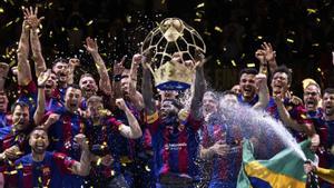 Els jugadors del Barça celebren la Champions conquerida ahir a Colònia.  | MARIUS BECKER / AP