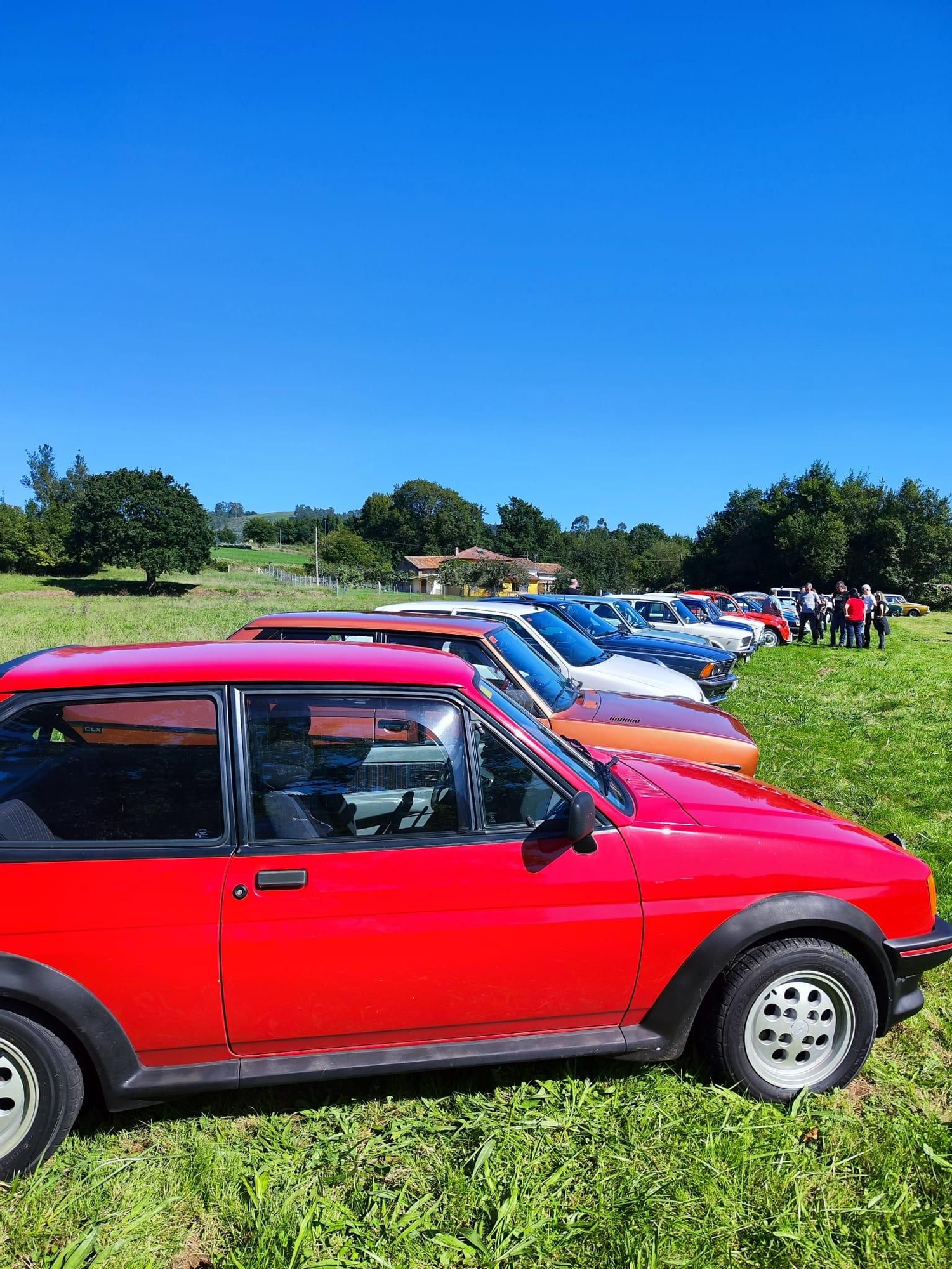 El rugir de los clásicos anima Grases: así fue la primera concentración de coches antiguos