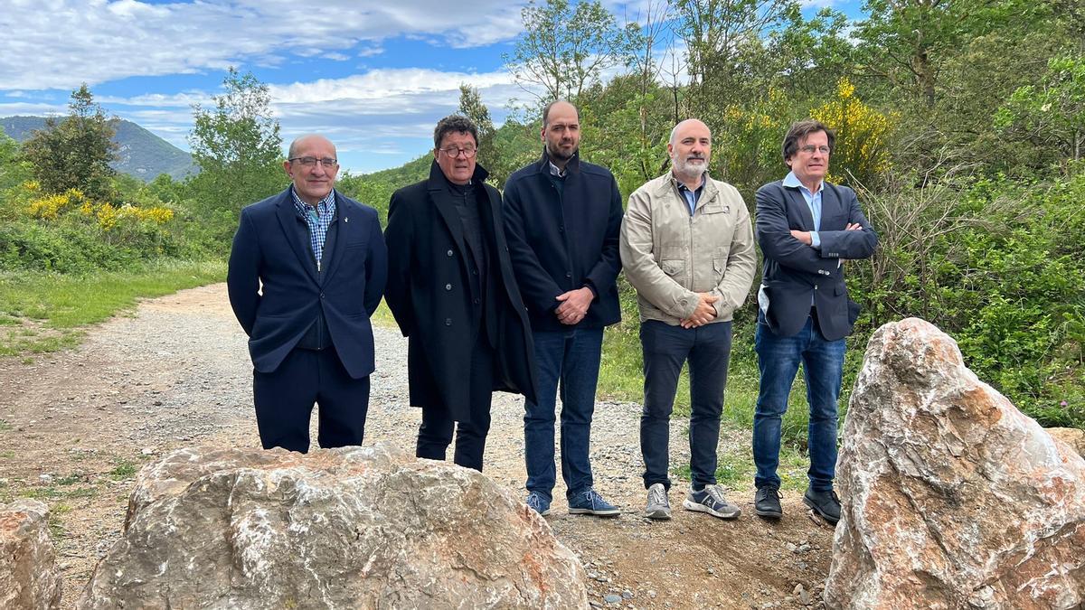 Els alcaldes reunits al Coll de la Manrella